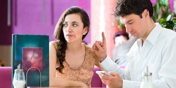 Mann am Handy, Frau genervt