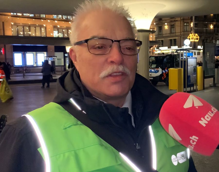 Transport-Guide Urs Schönenberger steht frühmorgens am Zürcher Bellevue, um den Pendlerinnen und Pendlern bei Problemen weiterzuhelfen.