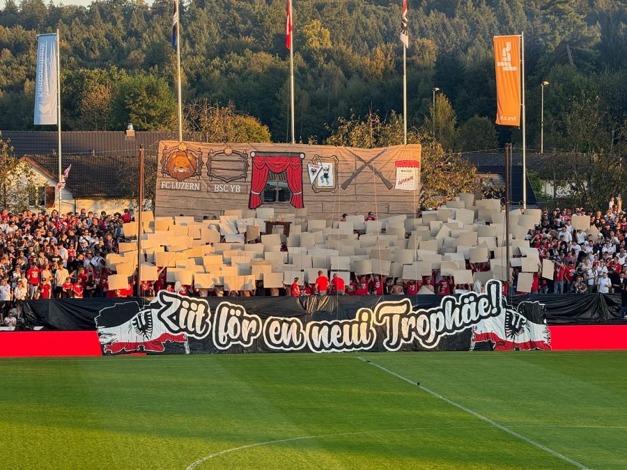 Die Fans des FC Aarau zeigen sich in ihrer Choreo vor dem Spiel angriffslustig.