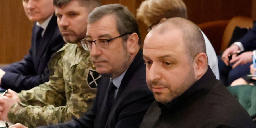 ARCHIV - Ukrainische Beamte, v.l.n.r., Oleg Iwaschchenko, Leiter des Auslandsnachrichtendienstes, Andrii Hnatow, Chef des Generalstabs, Wadym Skibitskyi, stellvertretender Chef des Chef...