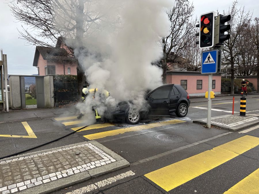 Wenig später ist klar warum: Der 15-jährige Fahrer und sein 16-jähriger Beifahrer waren ohne gültigen Führerausweis unterwegs.