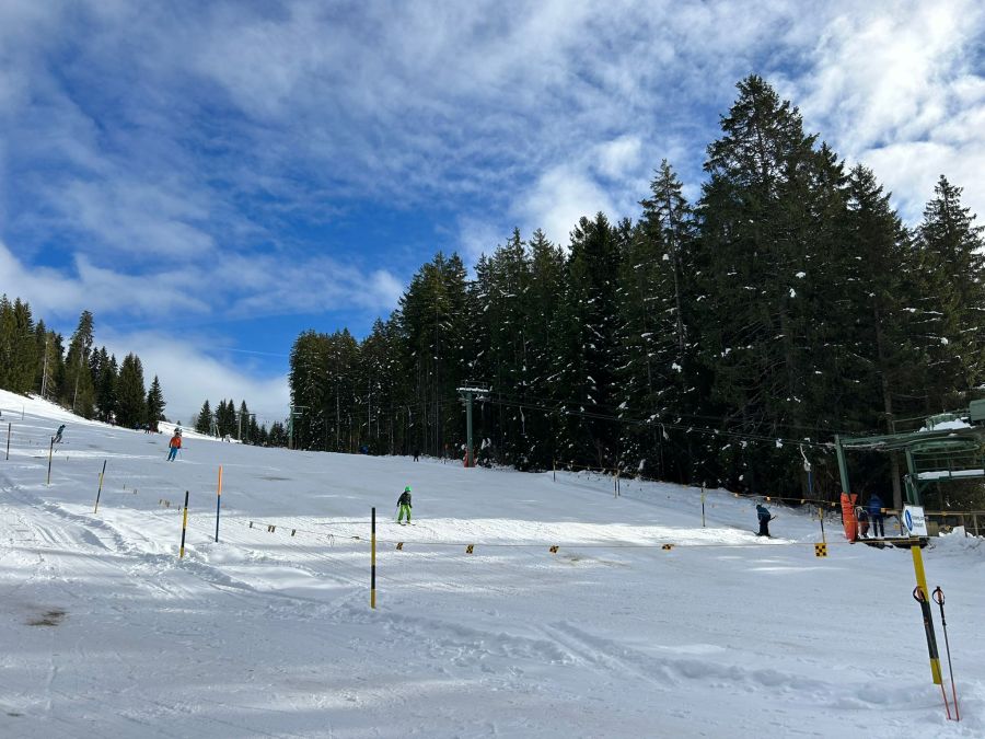 Das schöne Wetter und der viele Schnee zog viele ins kleine Familienskigebiet.