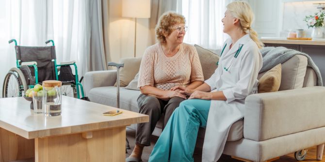 Ärztin Frau Pflege Altersheim