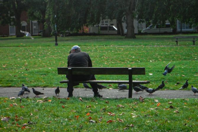 Einsamkeit Mann Parkbank