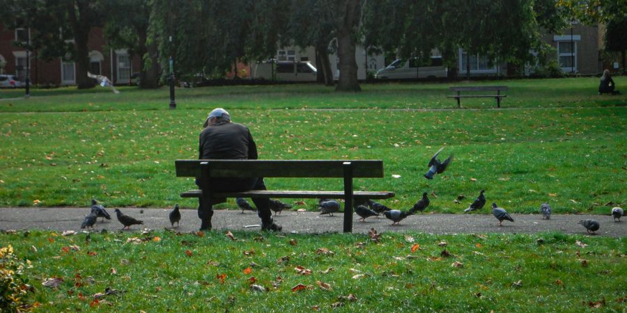 Einsamkeit Mann Parkbank