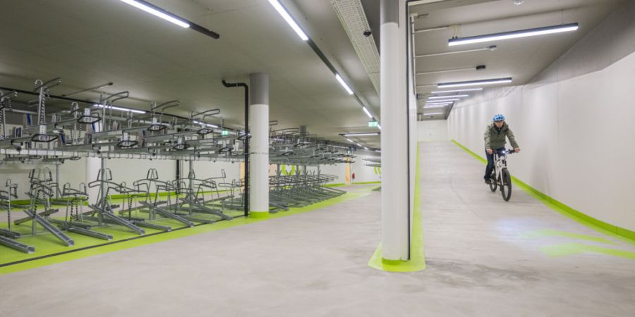 Die neue Velostation am Bahnhof Stadelhofen in Zürich wurde am Freitag eröffnet. Sie bietet 800 Abstellplätze.