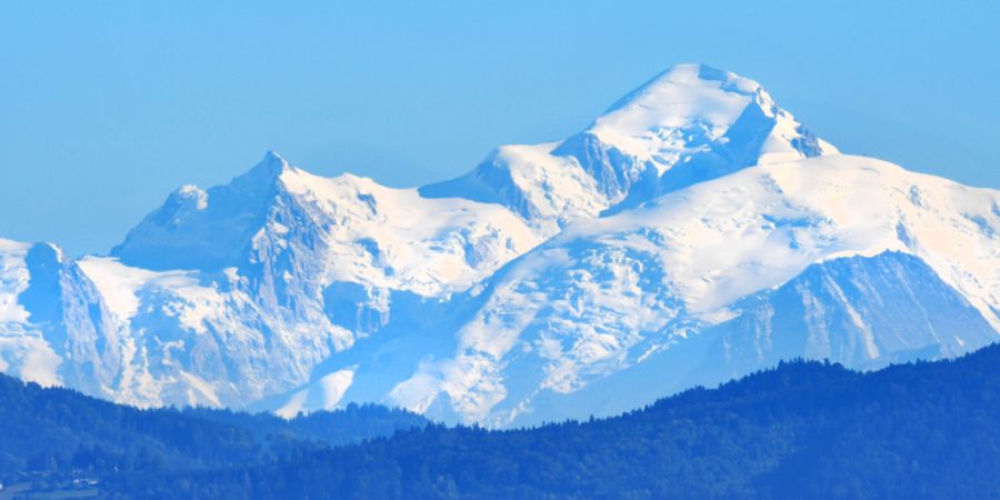 ARCHIV - Der schneebedeckte Mont Blanc in den Alpen (Archivbild). Foto: Soeren Stache/dpa