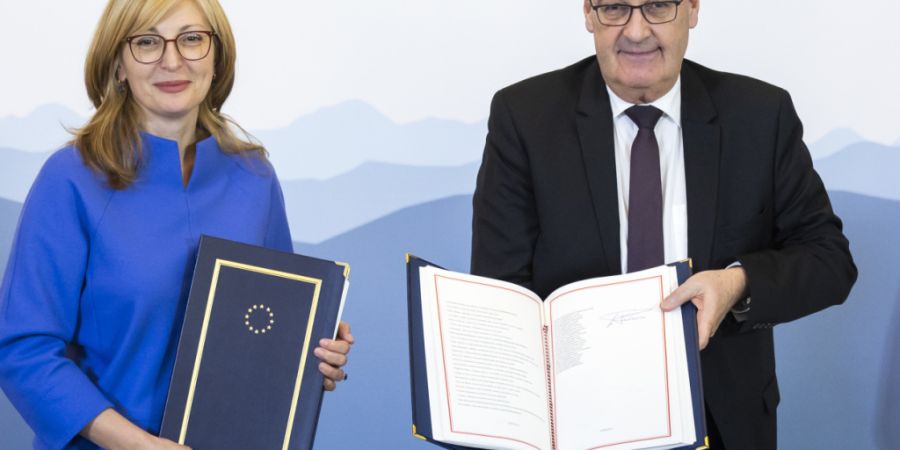 Bundesrat Guy Parmelin (rechts) und EU-Forschungskommissarin Ekaterina Sachariewa (links) unterzeichneten im November 2025 in Bern den Vertrag zur Teilnahme der Schweiz an den EU-Progra...