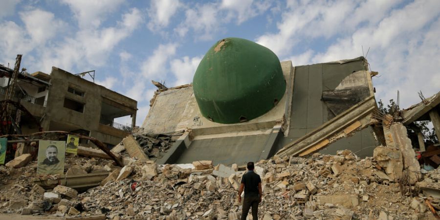 PRODUKTION - Ein Mann betrachtet die Kuppel einer zerstörten Moschee in dem südlibanesischen Dorf Aita al-Schaab. Foto: Marwan Naamani/dpa