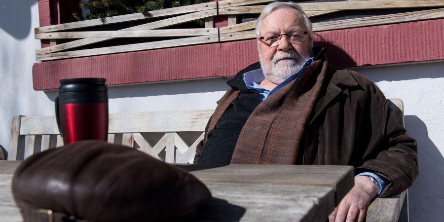 Schauspieler Wolfgang Hepp sitzt bei den Dreharbeiten für die 1000. «Fallers»-Folge am Set. 299 Episoden später wird er ein letztes Mal zu sehen sein. (Archivbild)