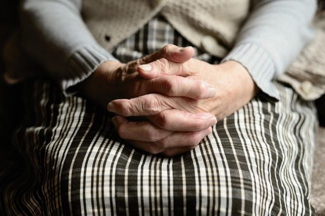 Seniorin Ehemann verprügelt Löffel