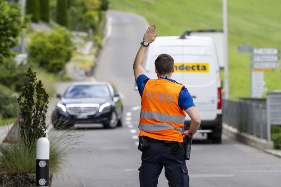 Ein Polizeirechtsexperte erklärt im SRF-Interview, dass die Hautfarbe bei der Fahndung ein hilfreiches Kriterium sein könne. (Symbolbild)