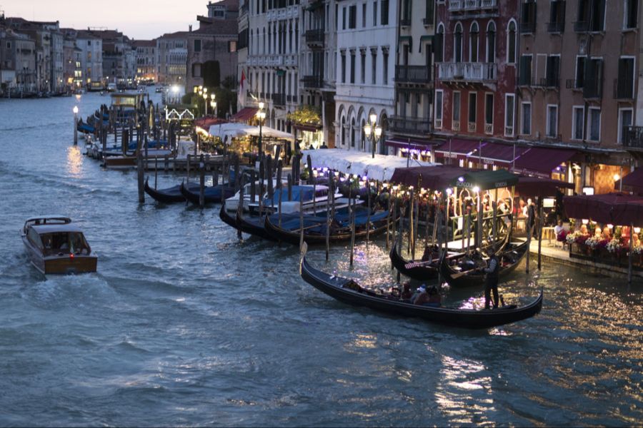 Dabei ist Baden in den Kanälen von Venedig verboten.