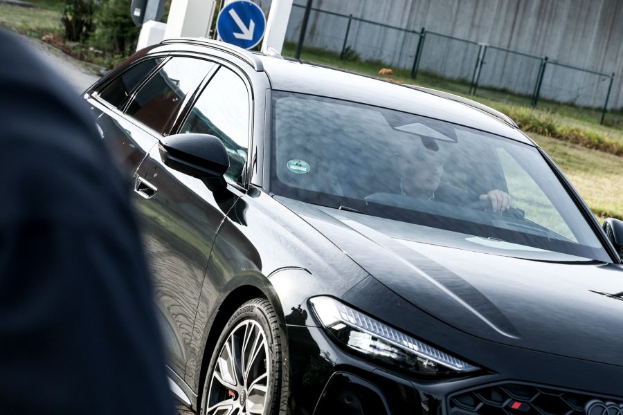 Brückner fuhr in einem schwarzen Audi davon.