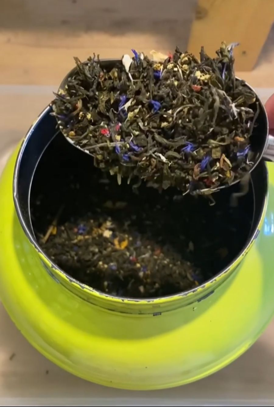 Die Tee-Kette bot hochwertigen Tee aus zerkleinerten Teeblättern an.