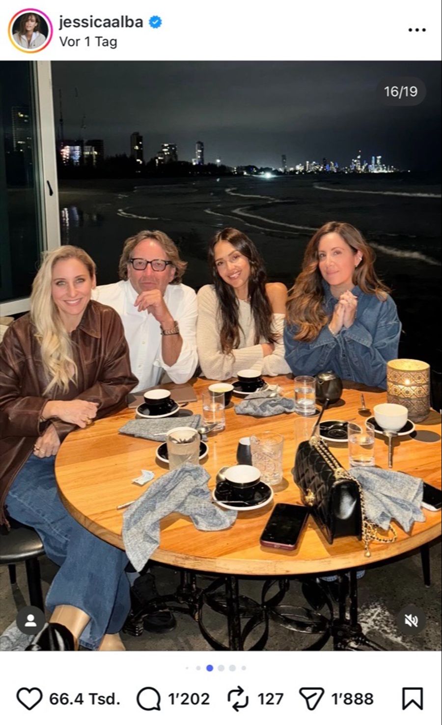 Schauspielerin Jessica Alba stellt derweil eine Chanel-Handtasche auf dem Tisch zur Schau.