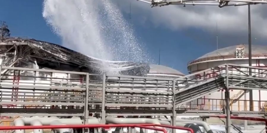 HANDOUT - Auf diesem vom Pressedienst des russischen Katastrophenschutzministeriums veröffentlichten Foto verrichten Feuerwehrleute Löscharbeiten an der Seite eines Öldepots. Eine Dr...