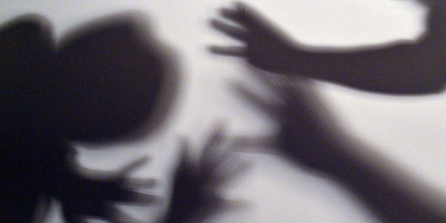 Grossrätinnen und -räte aus allen Parteien fordern bessere Schutzmassnahmen für Gewaltopfer. (Symbolbild)