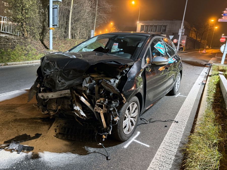 Eine Autofahrerin musste verletzt ins Spital gebracht werden.