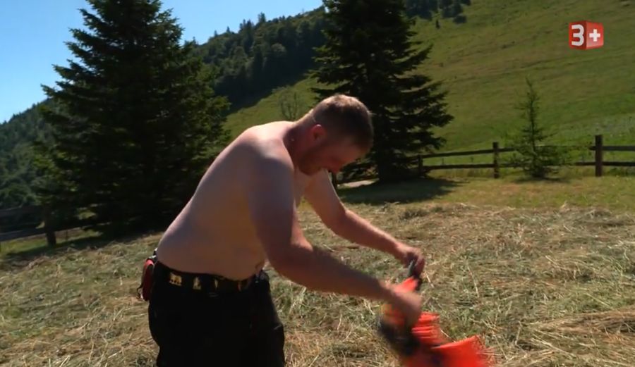 Der Solothurner Landwirt schüttelt seine Kleidung aus ...