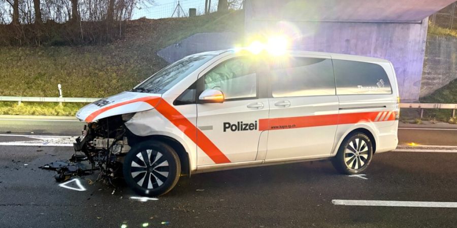 Ein 58-jähriger Autofahrer krachte am Samstagmorgen auf der A1 bei Münchwilen in ein stehendes Polizeiauto. Beide Fahrzeuge wurden dabei stark beschädigt.