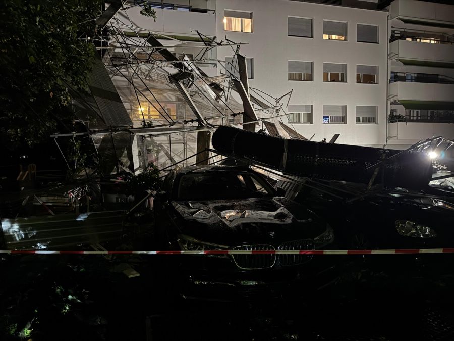 Im Kanton Zug ist ein Baugerüst auf mehrere Autos gefallen.