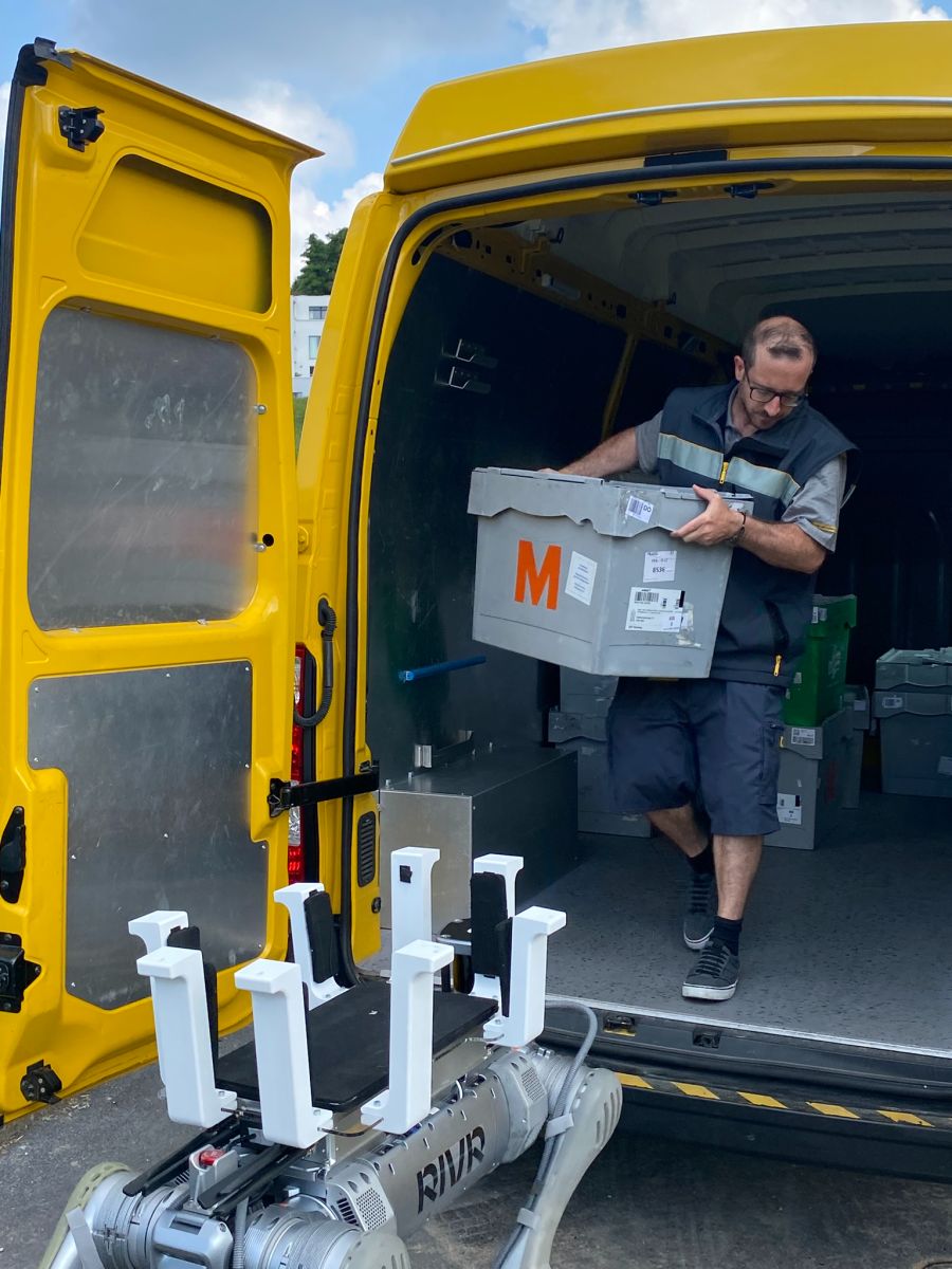 Dieser transportiert auf seiner Ladefläche beispielsweise schwere Boxen von Migros Online.