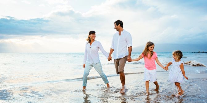 glückliche familie am meer