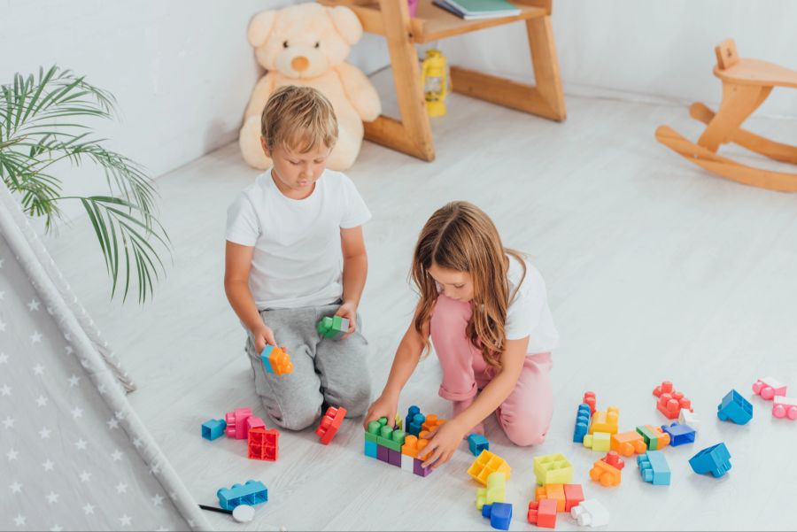Kinder am Spielen