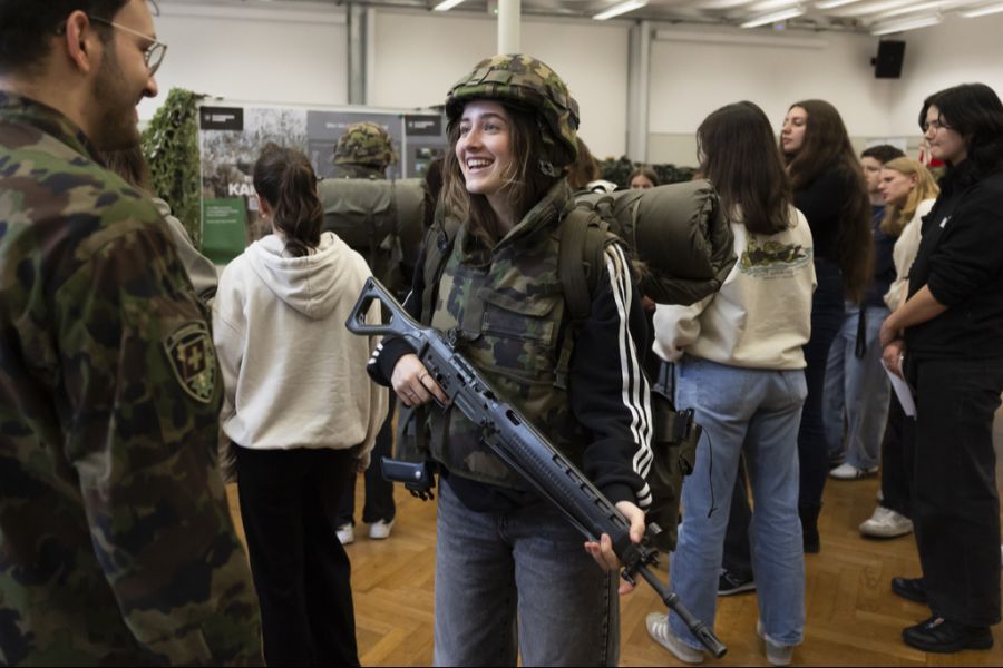 Alt-Bundesrätin Viola Amherd wollte die Frauen in der Schweizer Armee fördern und den Frauenanteil steigern.