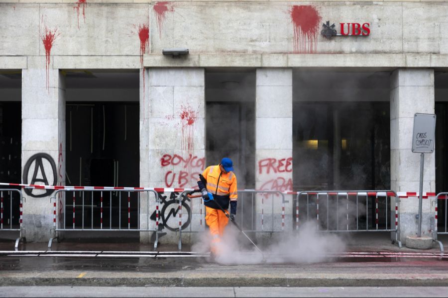 Neben Vandalismus kam es auch zu Ausschreitungen und Angriffen auf die Polizei.