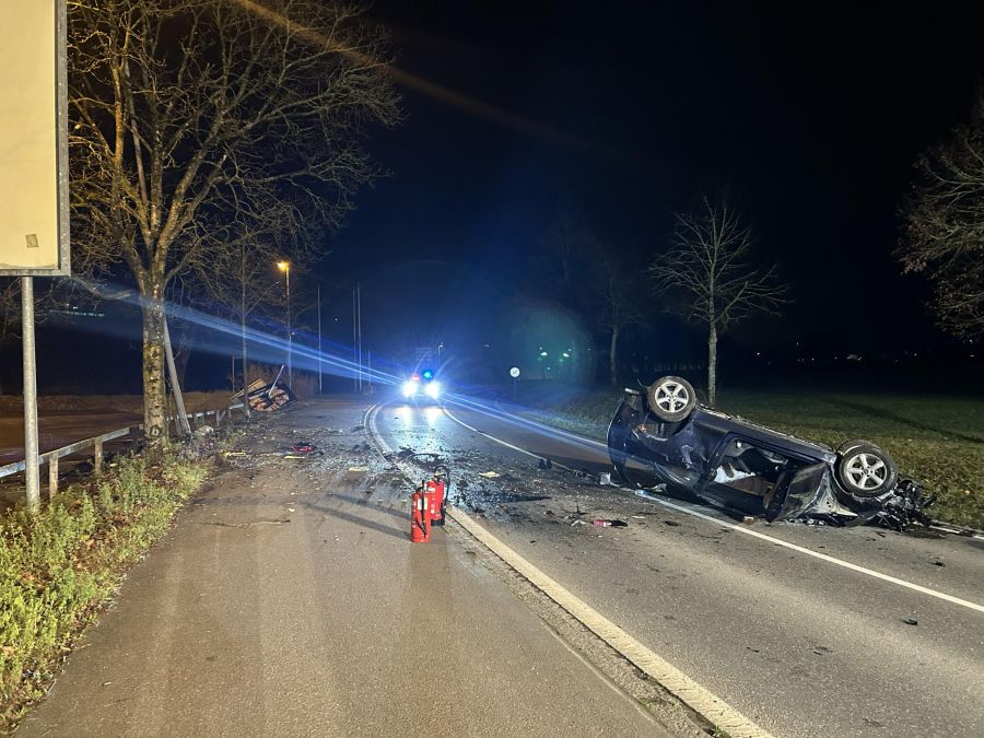 Das Auto überschlug sich und landete auf dem Dach.