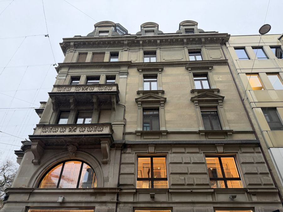 Die Wohnung dürfte für wohlhabende Personen, die wortwörtlich mitten in der Stadt leben möchten, äusserst attraktiv sein.