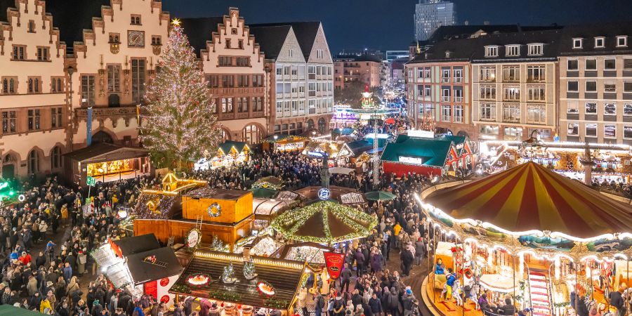 Vor der historischen Kulisse Frankfurts wiederum laden festlich geschmückte Stände zu winterlichem Bummel ein.