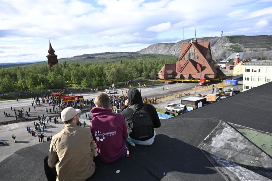 Die Kirche von Kiruna ist mit weniger als Schrittgeschwindigkeit unterwegs.
