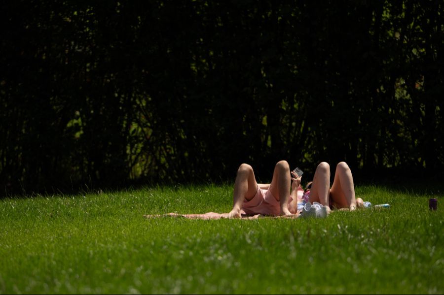 Auf der Alpensüdseite bleibt es über 30 Grad.