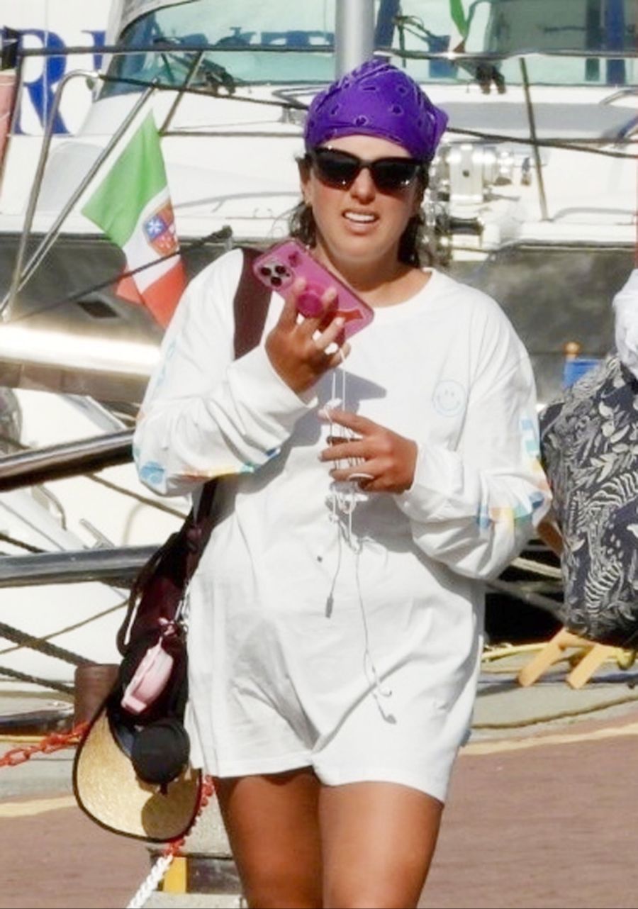 So hat man die Versace-Tochter noch nie gesehen: Am Hafen in der italienischen Küstenregion Liguren zeigt sich die 39-Jährige ganz verändert.