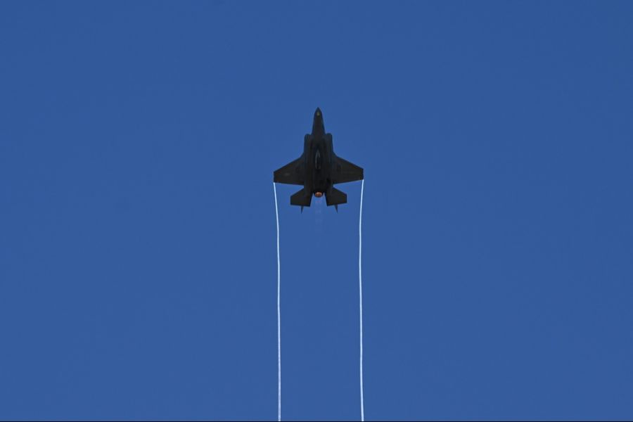 Erst mit dem F-35-Kampfjet wäre die Schweiz wieder wehrfähig. Die Beschaffung des Flugzeugs ist aber teurer als geplant.