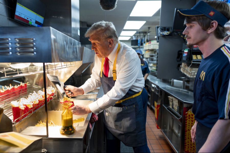 Im Wahlkampf half Donald Trump in einer McDonald's-Filiale mit.