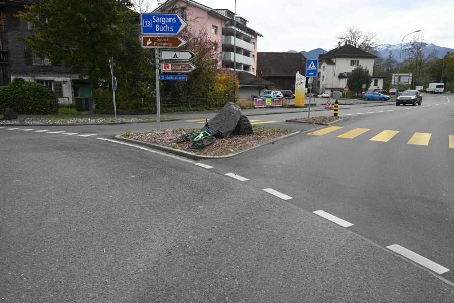 Der Velofahrer wurde ins Spital gebracht.