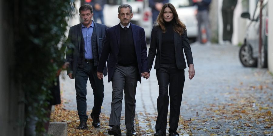 Nicolas Sarkozy mit seiner Frau Carla Bruni am 21. Oktober 2025, als er sich in Paris auf den Weg zum Haftantritt macht.