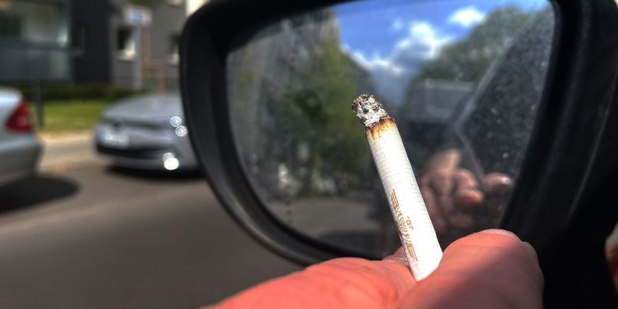 Das Entsorgen von Zigaretten aus dem Auto kann in Italien teuer werden. (Archivbild)