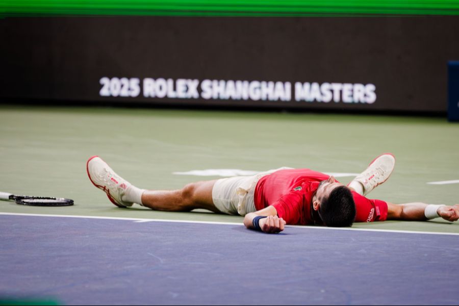 Nach dem verlorenen Satzball im zweiten Durchgang bleibt Novak Djokovic auf dem Platz liegen.
