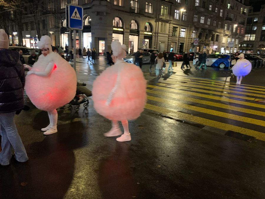 Überall tanzen menschliche Schneeflocken an der Bahnhofstrasse herum.