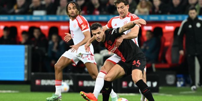 Leverkusens Granit Xhaka in der Bundesliga gegen Leon Goretzka von Bayern München. Bundesliga