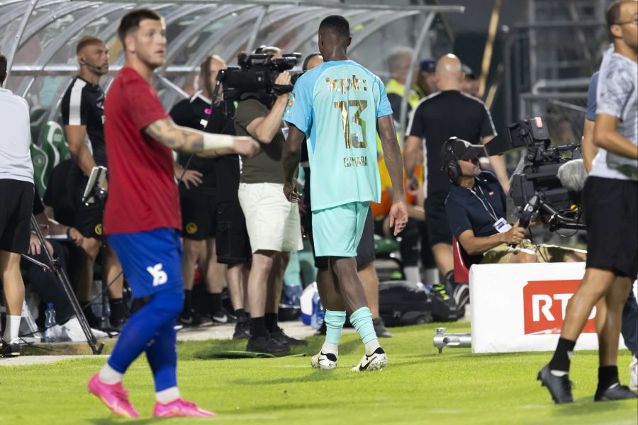 Mohamed Ali Camara läuft nach der VAR-Roten vom Platz.