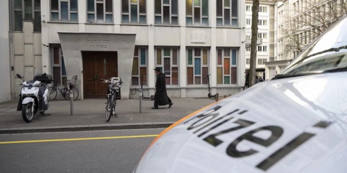 Besonders bedrohte Minderheiten können von nun an jederzeit finanzielle Hilfen für ihren Schutz beantragen. Grund für die Änderung ist der Terror der Hamas. (Archivbild) Synagoge Zürich