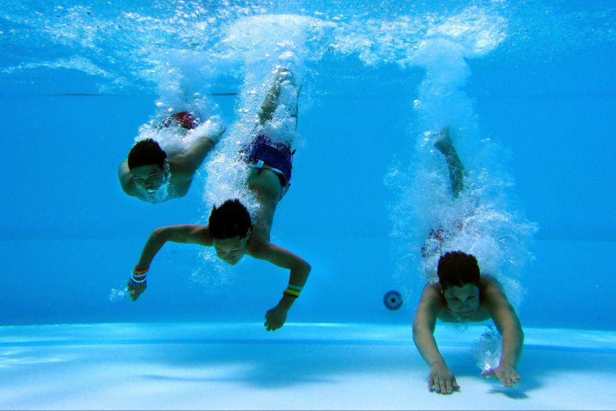 Das ist nicht nur eklig, sondern kann auch gefährlich werden: Zu viel Pipi im Wasser kann nämlich die Augen und Atemwege reizen.