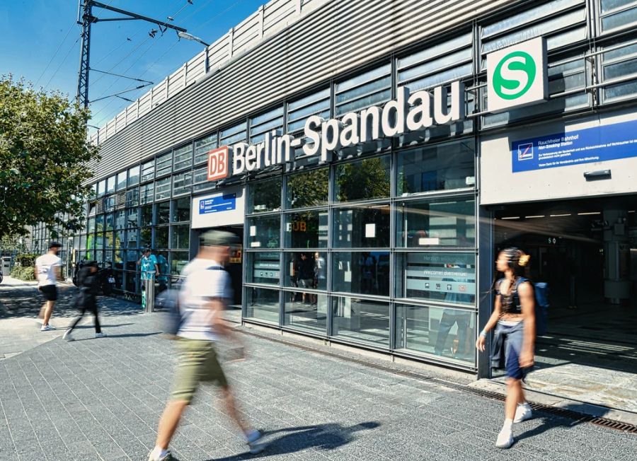 Der Bahnhof Berlin-Spandau. Hier stürmte die Polizei einen ICE und verhaftete eine vermeintliche gesuchte Person.