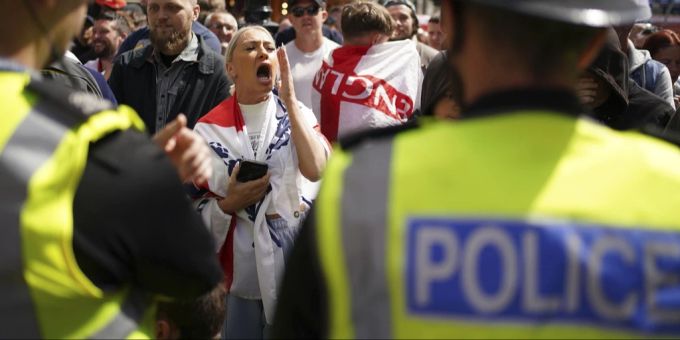 Erneut kam es zu Ausschreitungen und Demonstrationen in England und Irland. (Archivbild) England irland proteste